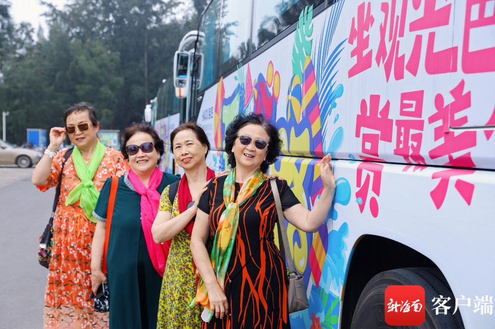 游客乘坐海南环岛旅游公路观光巴士开启体验之旅。海汽集团供图
