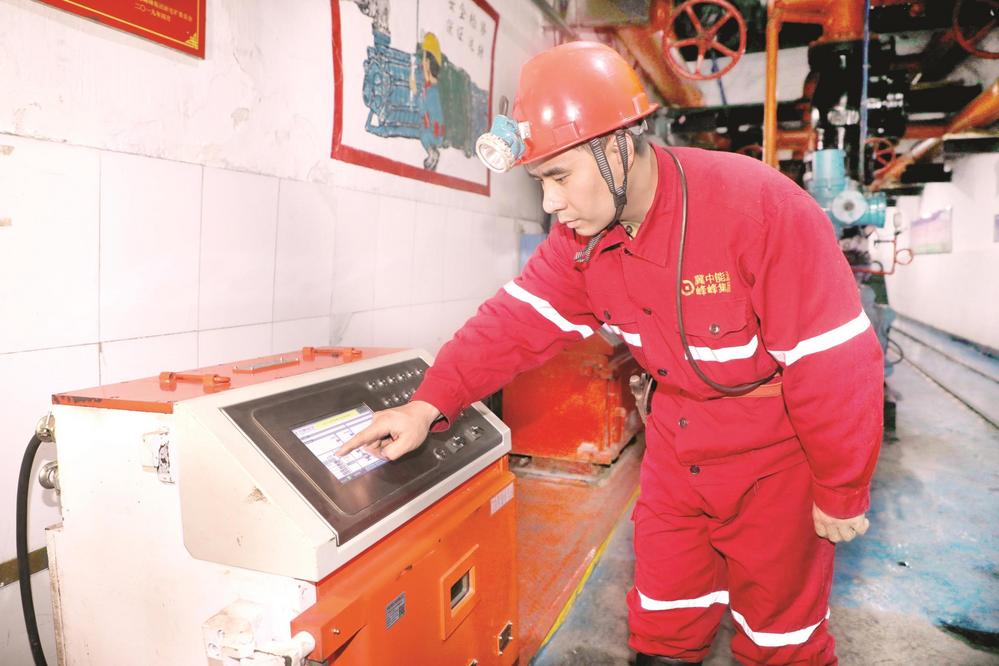 顾博在井下-190泵房对机电设备运行情况进行检查。 （图片由冀中能源峰峰集团提供）