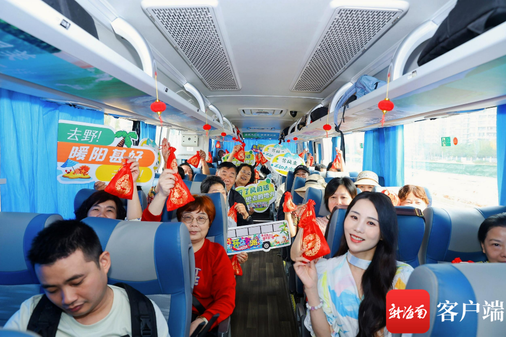游客乘坐海南环岛旅游公路观光巴士开启体验之旅。海汽集团供图