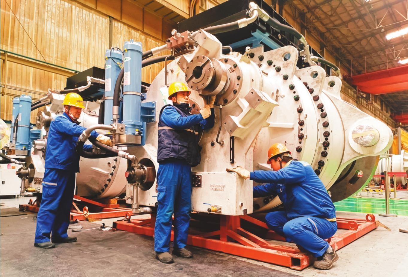 在大连重工装备集团中革基地,工人正在装配大型风电齿轮箱.