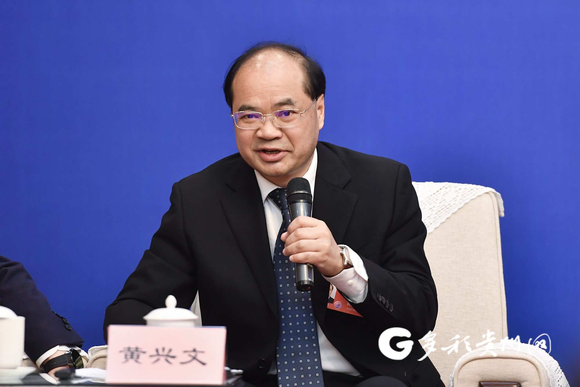 全国人大代表,黔西南州委副书记,州长 黄兴文