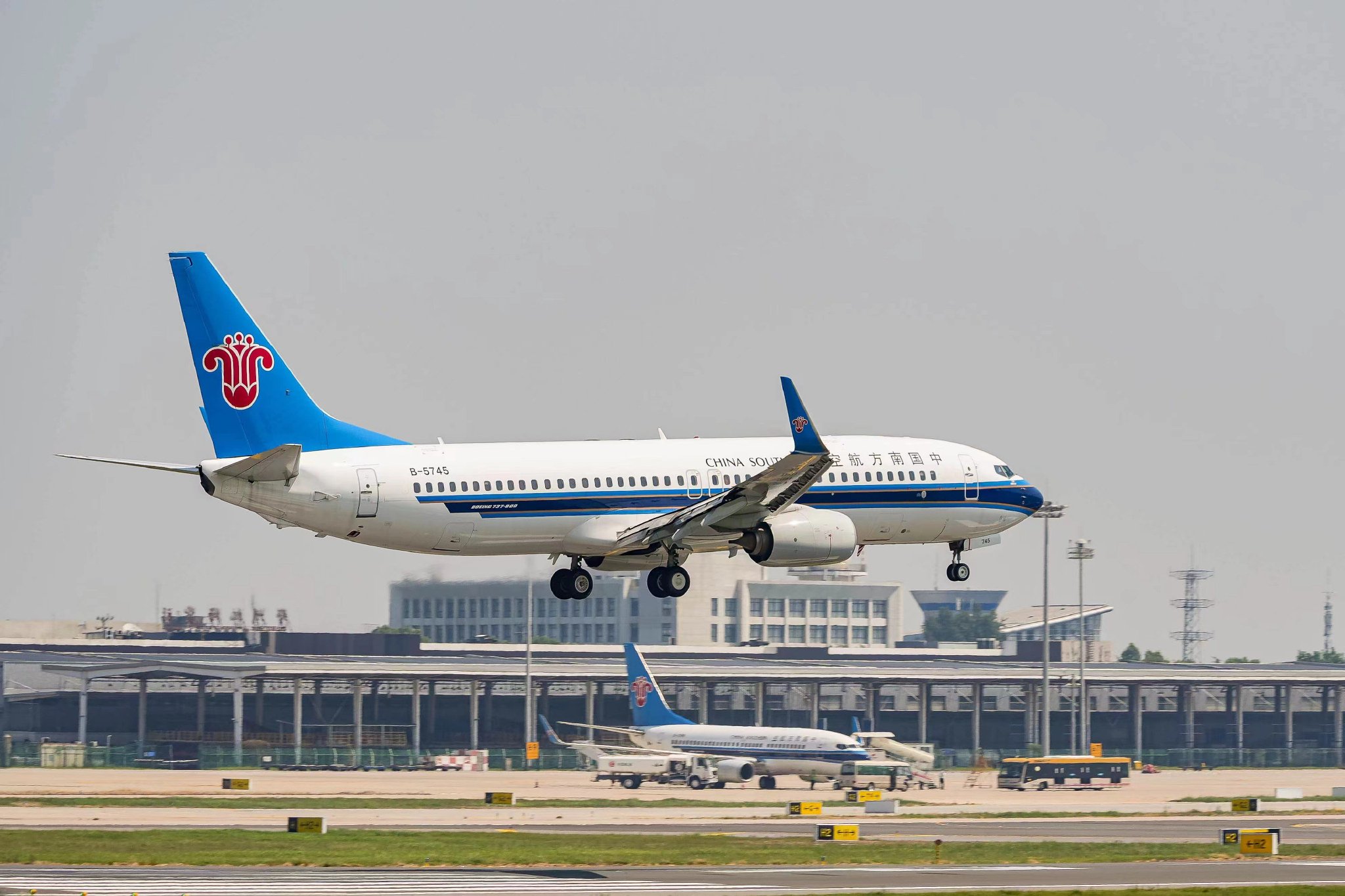 南航飞机在郑州机场平稳降落.杨照男&nbsp; 摄