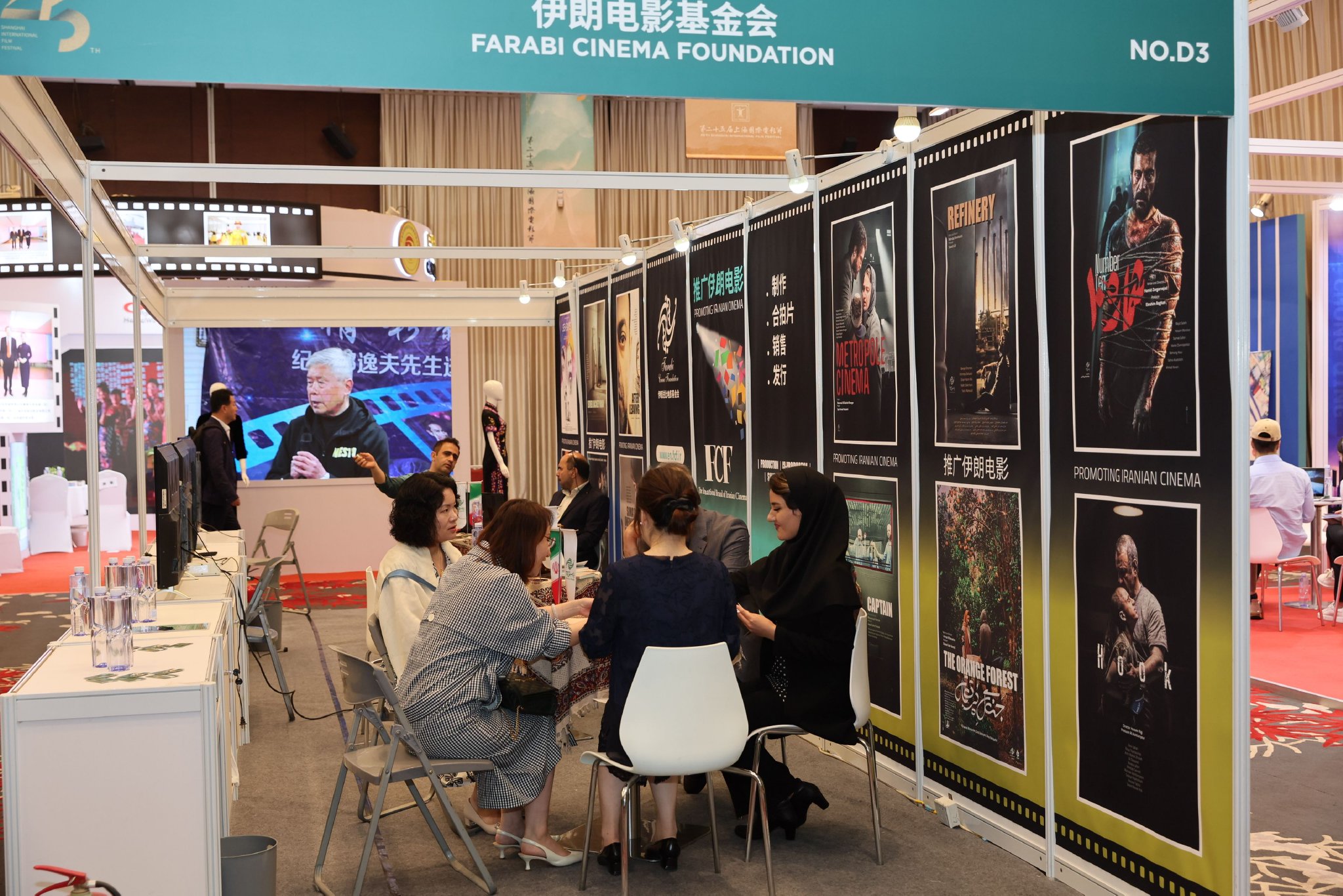 第25届上海国际电影节期间的电影市场展区  新华社记者 王翔 摄