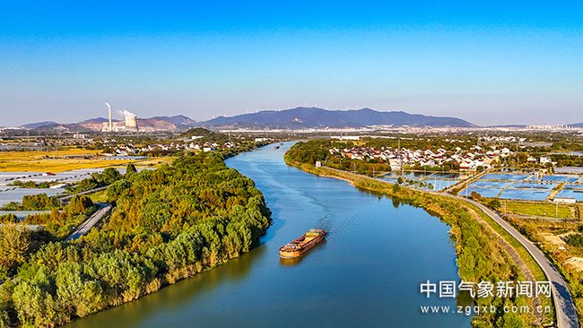 在浙江省湖州市长兴县和平镇,西苕溪航道碧水连天,与美丽乡村相互映衬