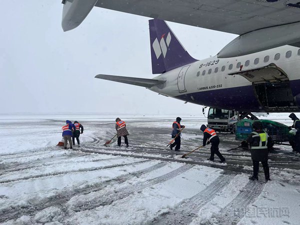 西部航空郑州出港航班进行除冰作业