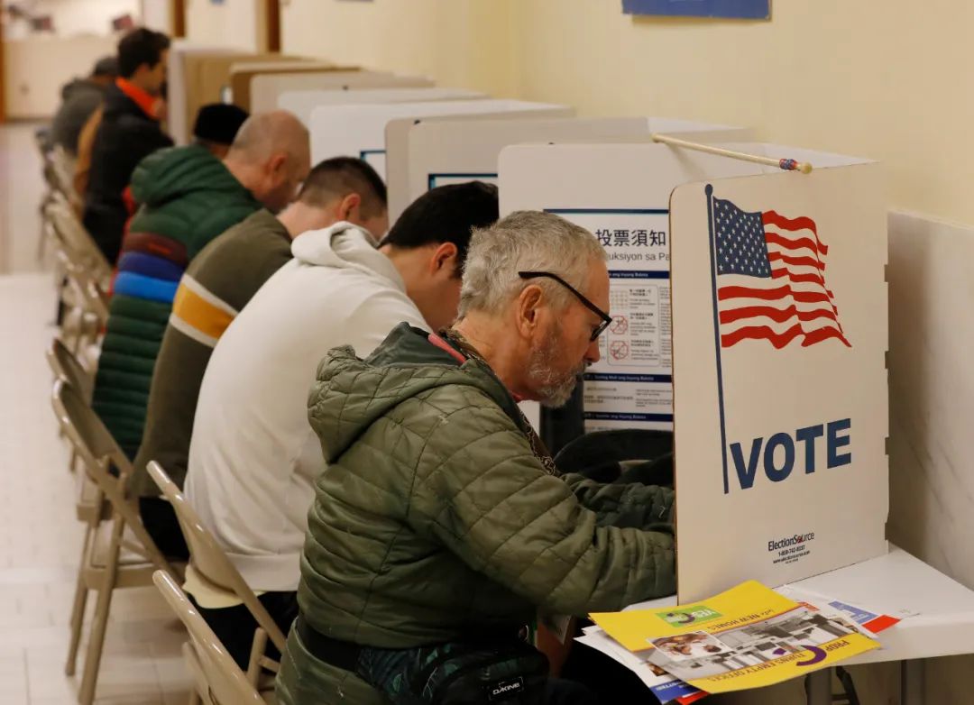 3月5日，选民在美国旧金山一个投票站内投票。新华社发（李建国 摄）