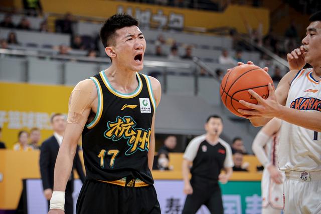 3月7日,浙江东阳光药队球员孙铭徽(左)对判罚提出质疑.