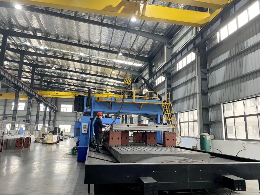 工人正在操作龙门加工中心设备.