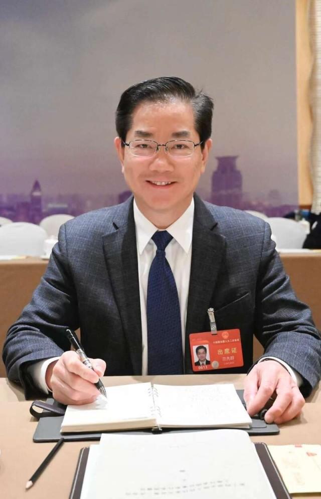 连续两年盯住青少年近视 范先群代表建议保障学生每天至少一小时户外