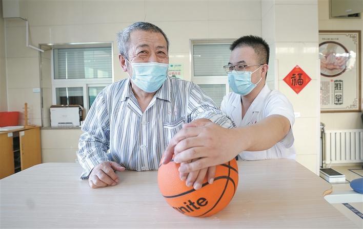 3月5日,十师北屯市总医院康复科医生帮助老年患者做康复训练.