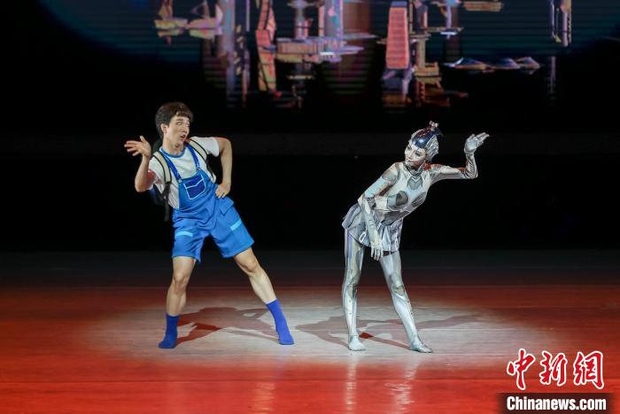 2023年8月26日，中国首部人工智能题材舞剧《深AI你》在北京国家大剧院上演。　中新社记者 贾天勇 摄