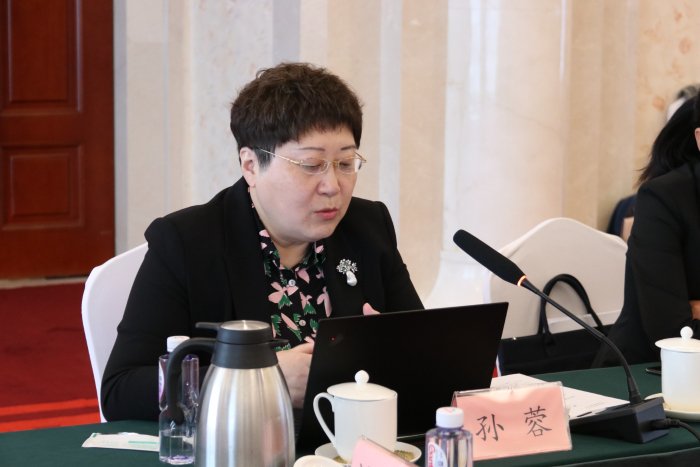 (郭婷 摄)作为一名中医药研究领域的从业者,孙蓉委员对政府工作报告中