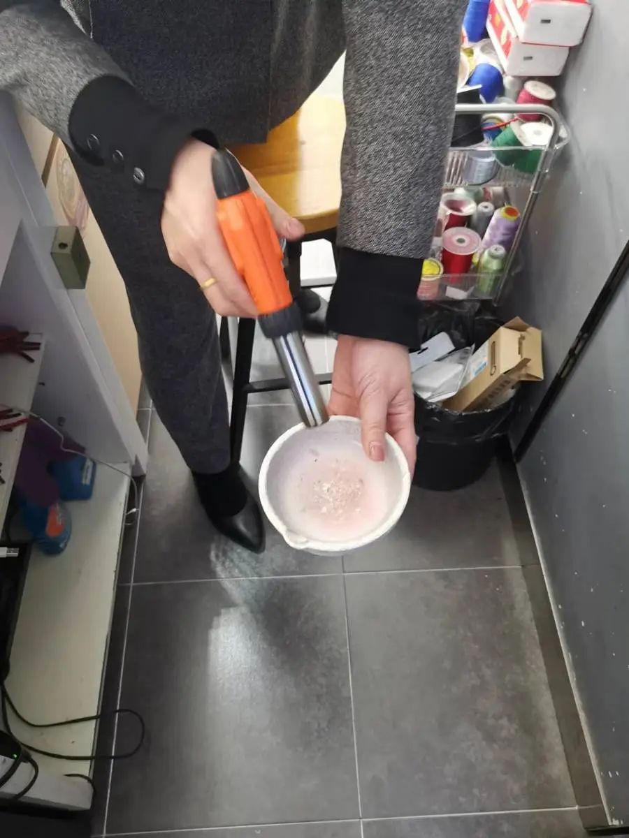 "贴金调换"时,先要用喷火枪熔掉杂质.