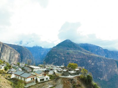 阿布洛哈村新修的民宿.受访者供图