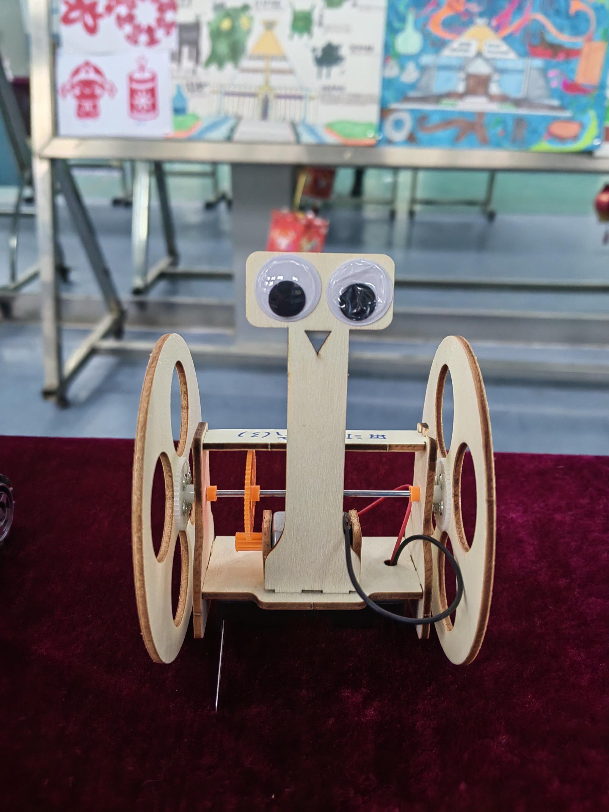 "假"科技翅膀,"期"振翅飞翔 工人南路小学寒假科学小制作小发明展评