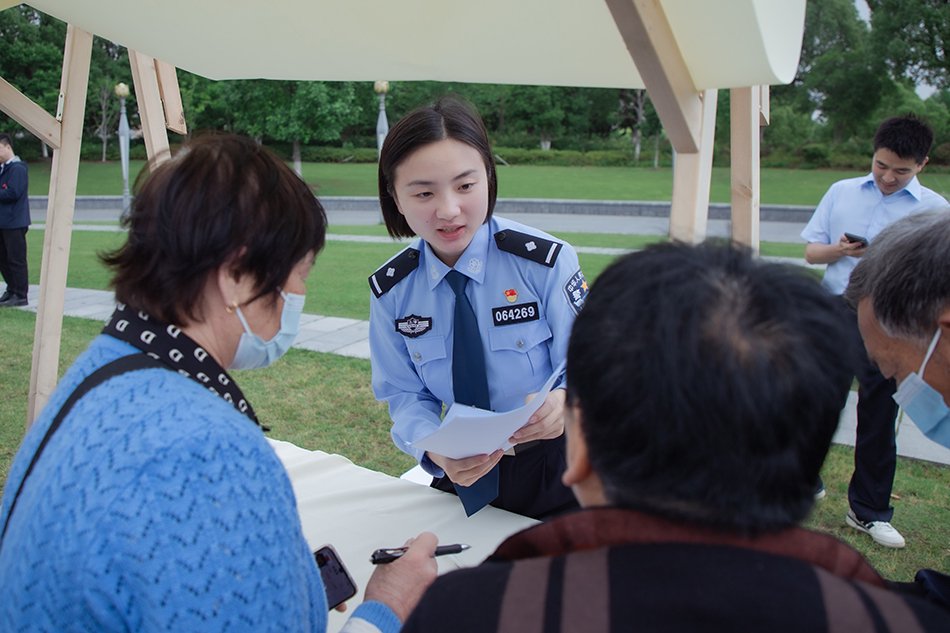 亲爱的她|侦办电诈案,重案队"第一人",刑警制服下的她们坚毅果敢|明玥