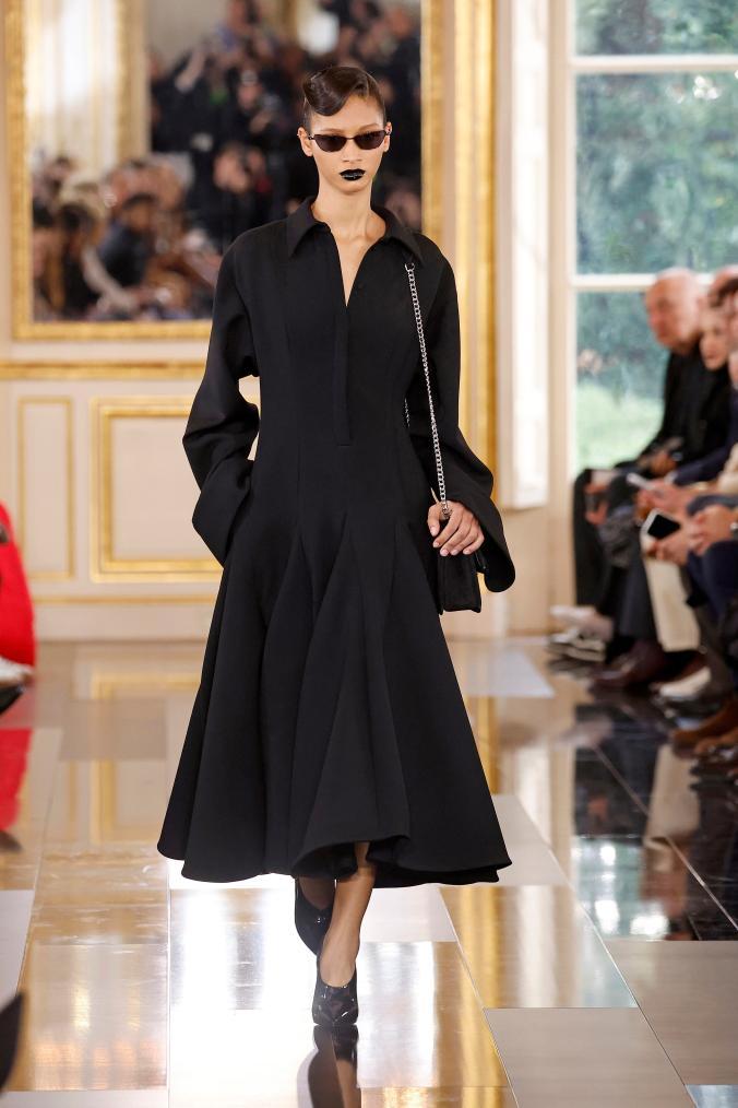 3月3日,模特在法国巴黎时装周上展示华伦天奴品牌2024/2025秋冬新品