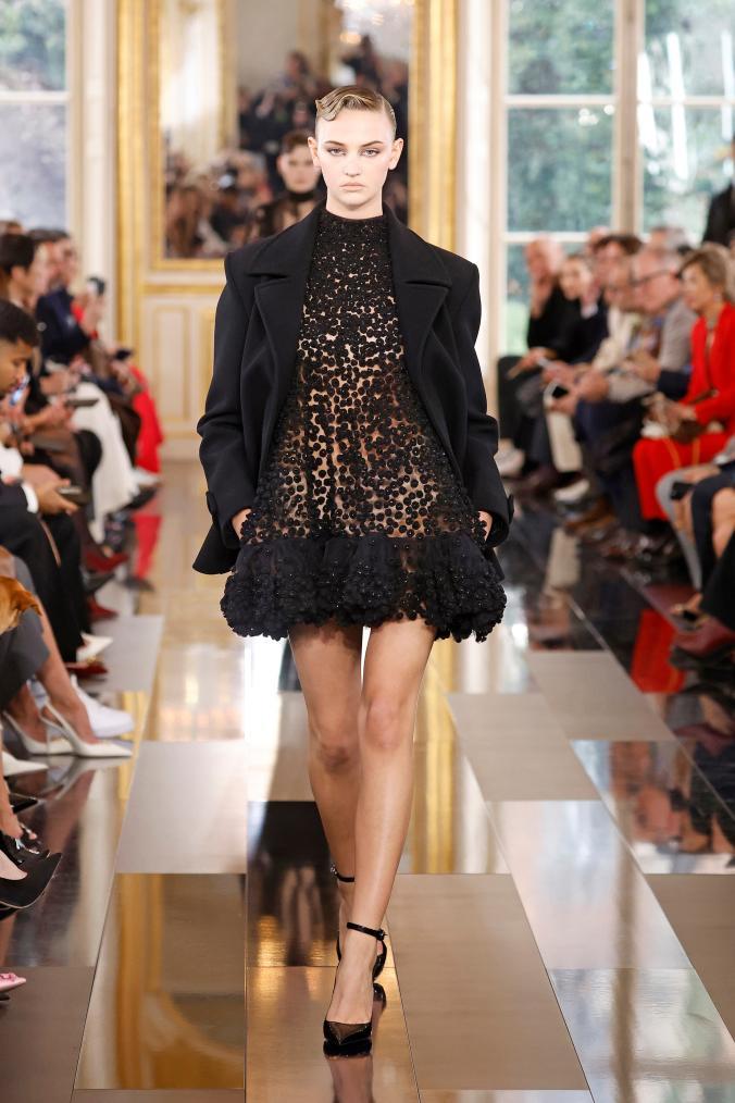 3月3日,模特在法国巴黎时装周上展示华伦天奴品牌2024/2025秋冬新品