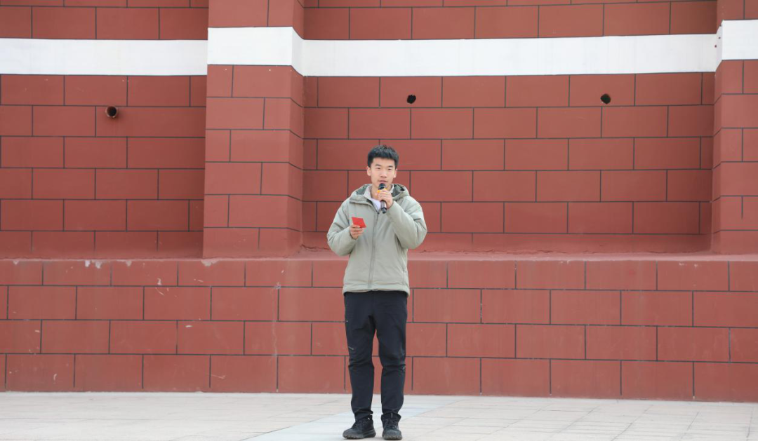 王子烁老师主持活动欢快热烈的啦啦操表演为启动仪式开场张瑜副校长