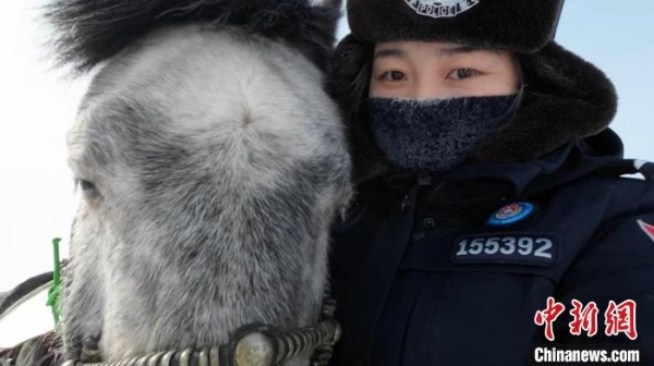 图为"00后"女骑警吉雅.格日勒朝克图 摄