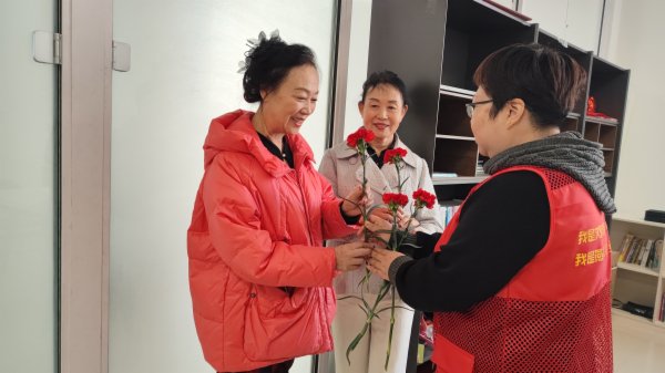 秦皇岛用不同的方式记录这美好的日子 看,她们的别样