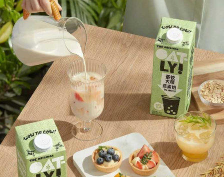(图 / oatly官网)同时,oatly开始在上海的精品咖啡店投放.
