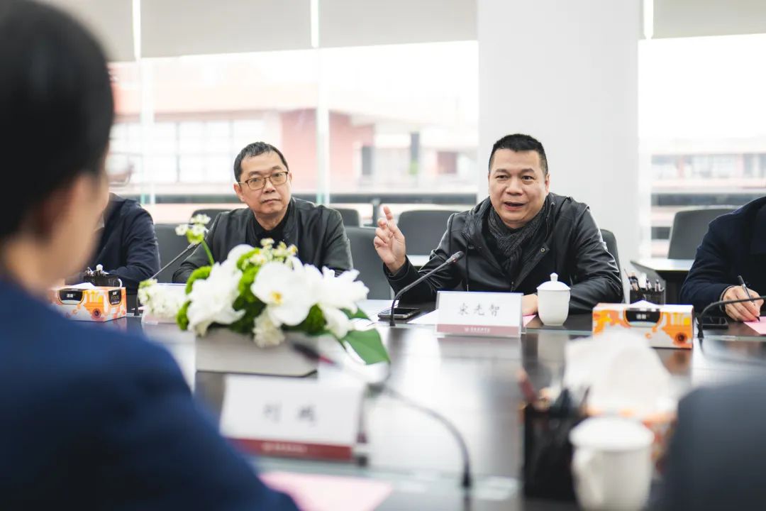 (图:中顺洁柔董事长刘鹏与广美党委副书记宋光智)