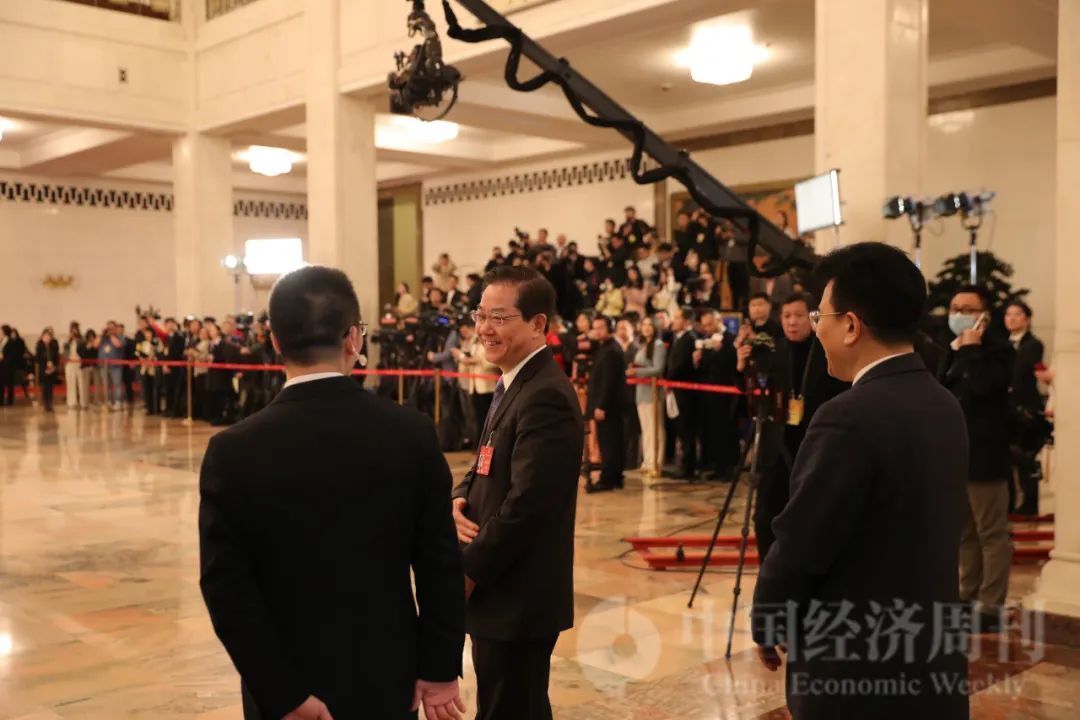 现场｜3月8日，走上“代表通道”的代表们_新浪财经_新浪网