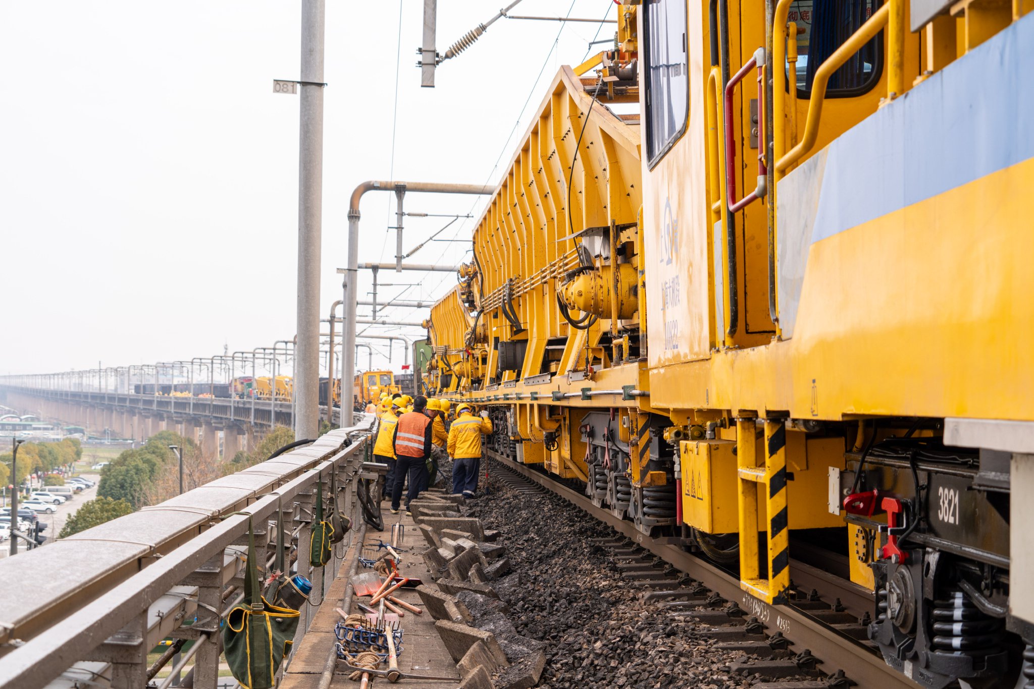 3月6日14时30分,在南京长江大桥桥北端铁路桥面,南京桥工段,上海大机