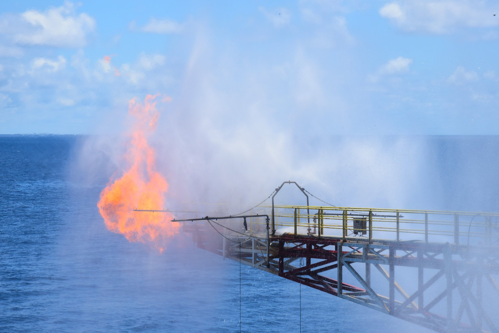 图为"南海八号"钻井平台正在对开南平油田探井进行产量测试(中国海油