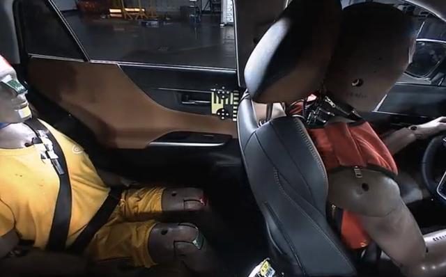 是男性假人的缩小版,但其实不是的,她们的体型参数,身体结构,肌肉分布