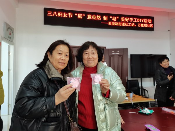 秦皇岛用不同的方式记录这美好的日子 看,她们的别样