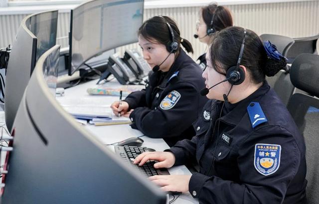工作中的110接警员. 图源:南通市公安局