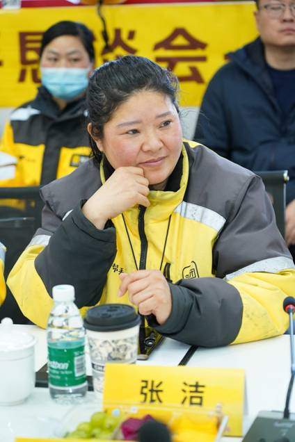 北京安贞站的张洁等女骑手最关心孩子的教育和托管问题.