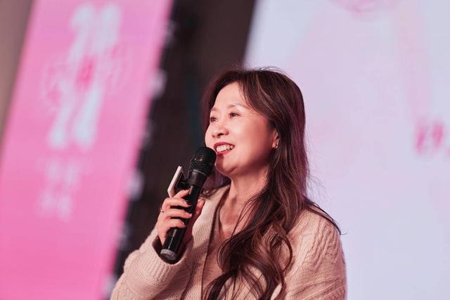 叶莹:见证多轮商业迭代,女汉子无惧挑战中华全国工商联美容化妆品业