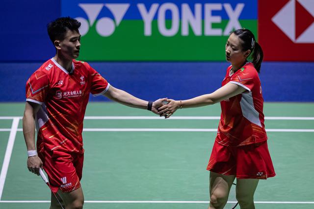 3月8日,郑思维(左)/黄雅琼在比赛中.新华社发(奥雷利安·莫里萨尔摄)
