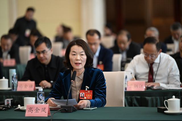 3月7日,全国政协委员高金凤在教育界别协商会议上发言.
