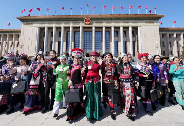 二次会议第二次全体会议结束后,女代表在北京人民大会堂前合影留念