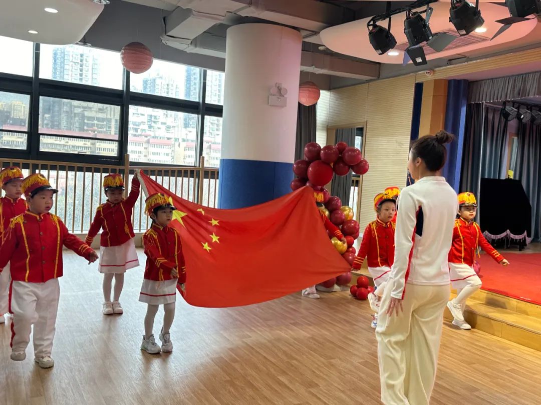 当雄壮的国歌奏起第一个悦耳的音符,鲜艳的五星红旗在晨风中徐徐升起