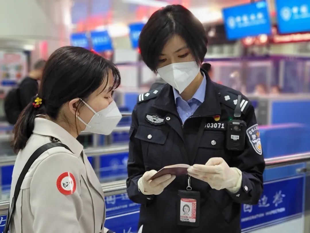 乌鲁木齐边检站移民管理警察赵子静就是这样一个永远充满阳光的人.
