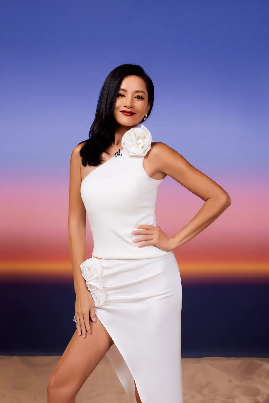 向大家问新年好,她的皮肤晒成了小麦色,肌肉线条明显,穿着紫色泳衣