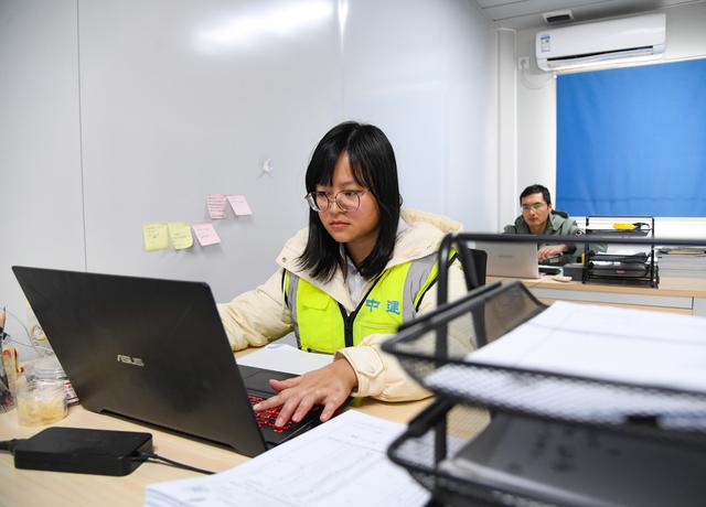 资料员钟有琼在2024年成都世界园艺博览会主会场建设项目办公室整理