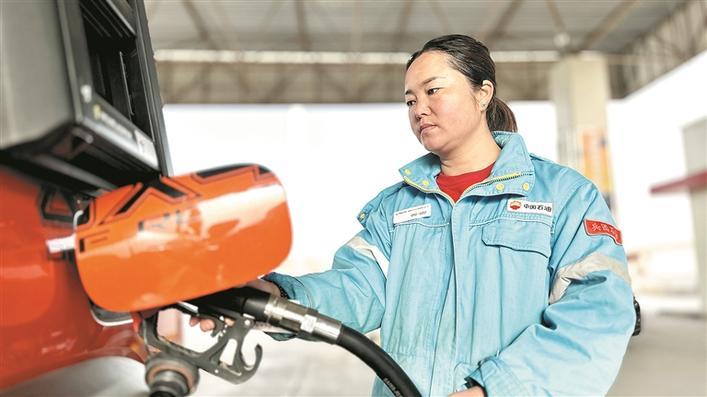 张西安  摄3月5日,在六师五家渠第一幼儿园,楚雅雯老师在给孩子们讲