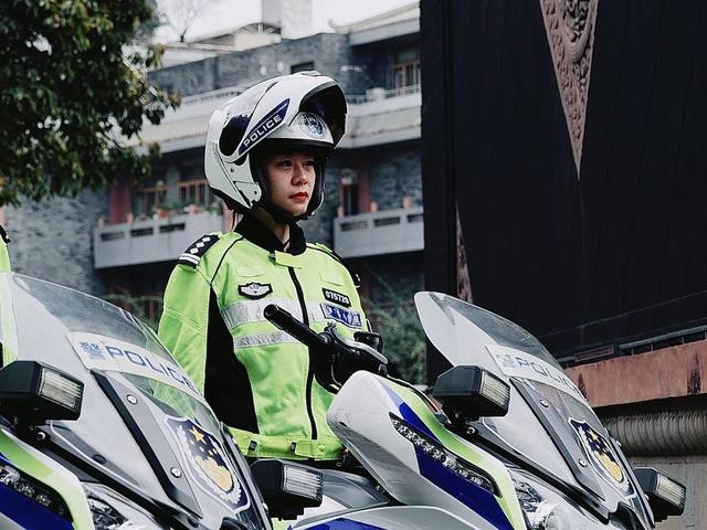 女本温婉,为警则刚 她们展现别样"女性力量"_新浪财经_新浪网