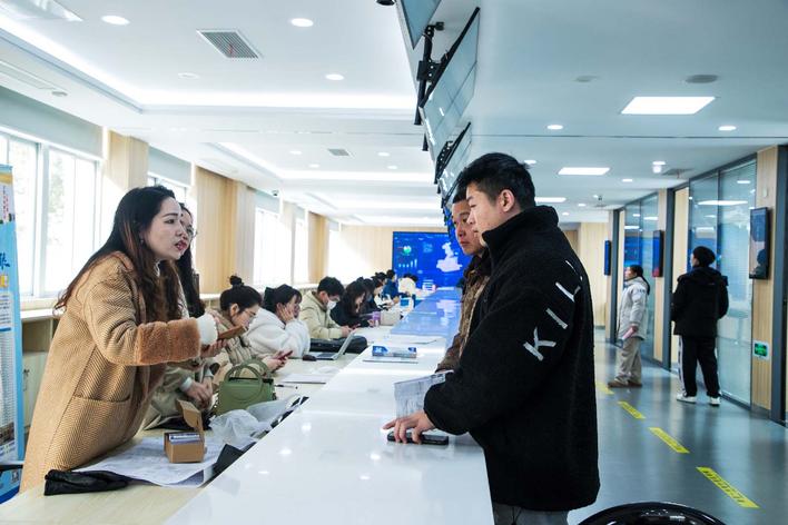 求职者在零工市场进行咨询.史盼盼 摄