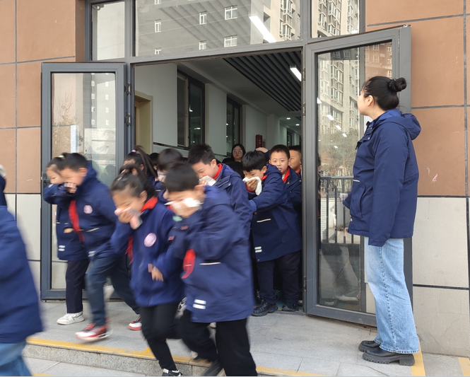 西安市曲江第十四小学消防安全演练纪实|演练_新浪财经_新浪网