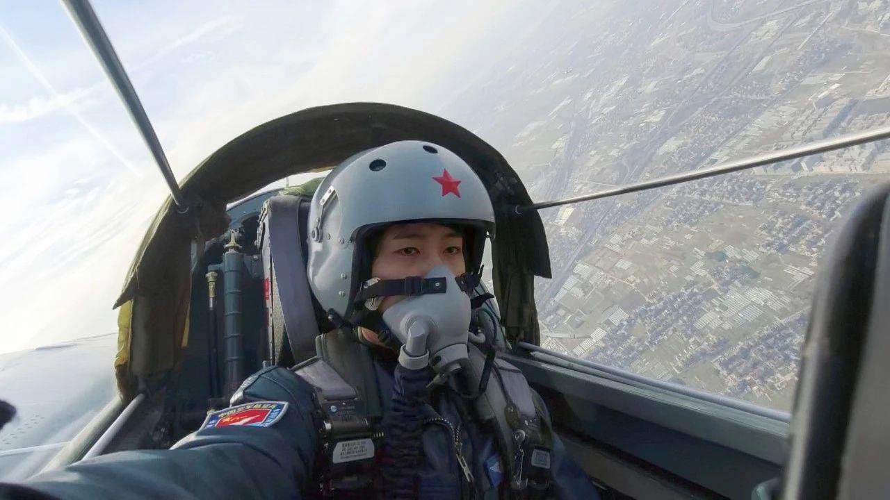 我国首批歼击机女飞多次成功处置空中特情|飞行员_新浪财经_新浪网