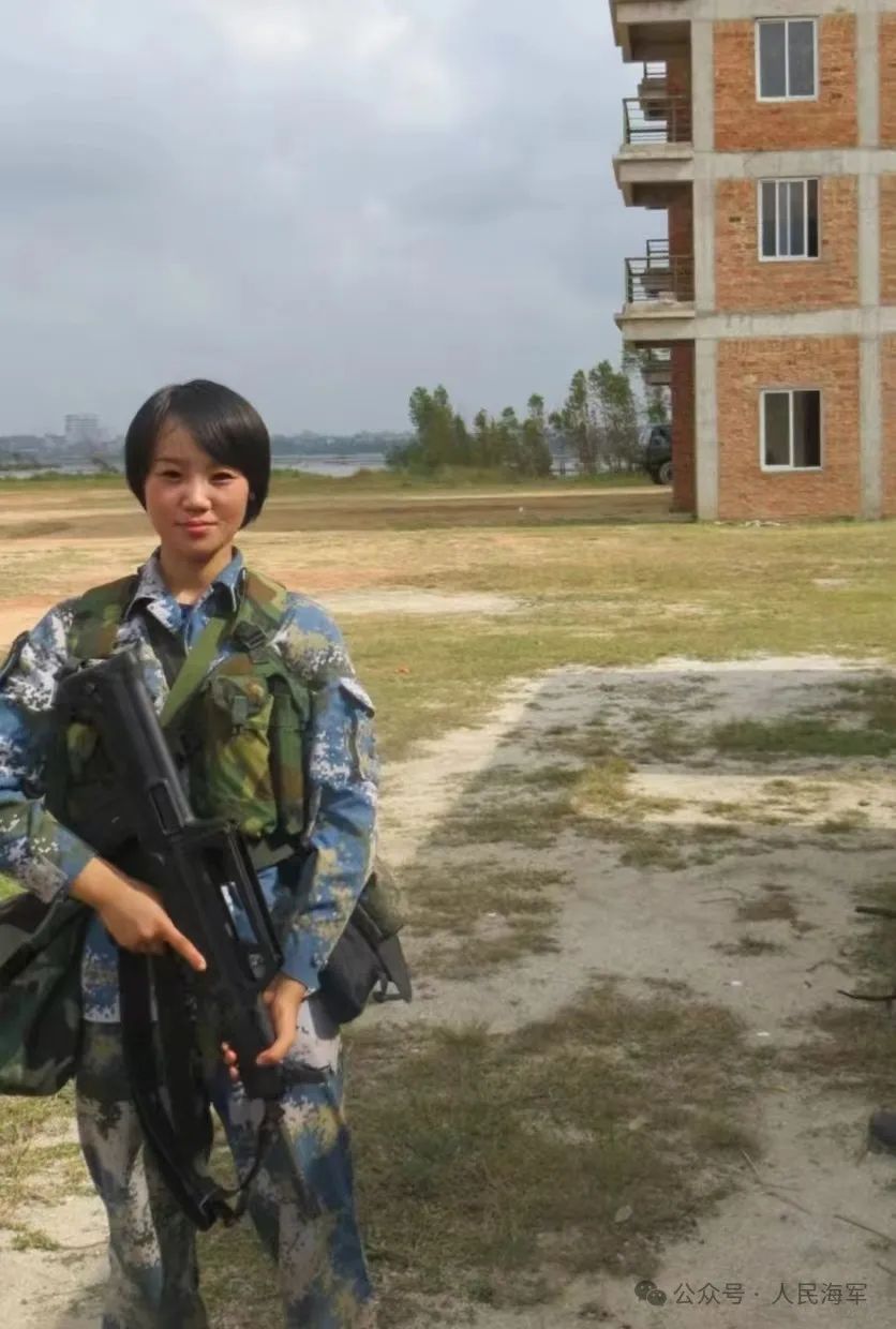 两栖霸王花→女空中声纳员,她为梦翱翔|女兵_新浪财经_新浪网