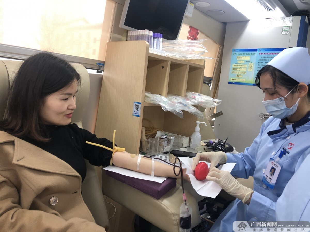 通讯员王露莎 摄3月4日,民主路小学五象校区教师们积极踊跃参加无偿