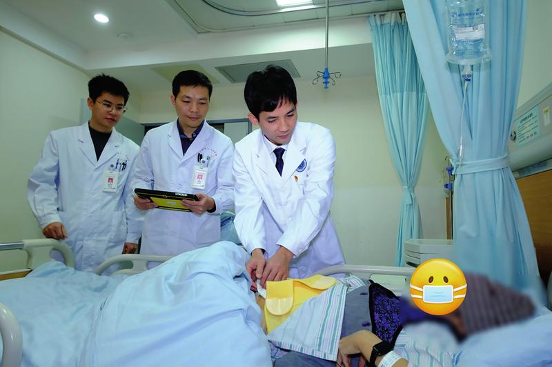 &nbsp;&nbsp;&nbsp;&nbsp;韦皓棠博士(右一)带领团队医生仔细为患者